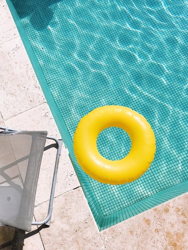 Comment intégrer un système d'alarme pour augmenter la sécurité dans une piscine familiale?