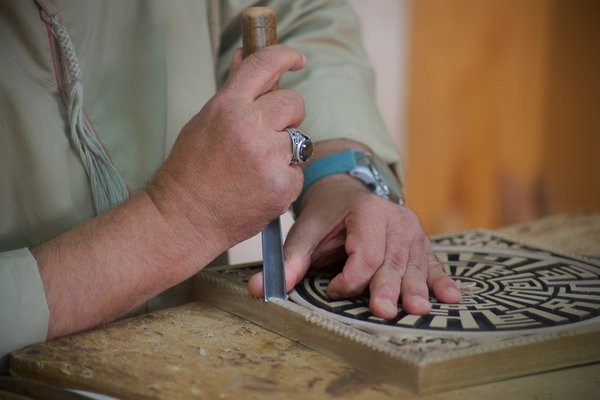 Artisanat français : gravure et peinture sur bois d'après photo fait main